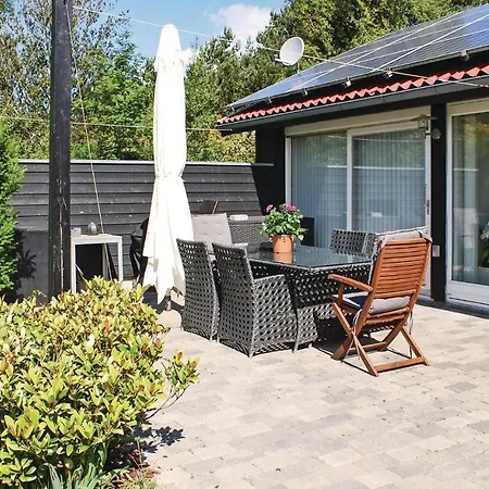 Vakantiehuis Three-bedroom Holiday In *